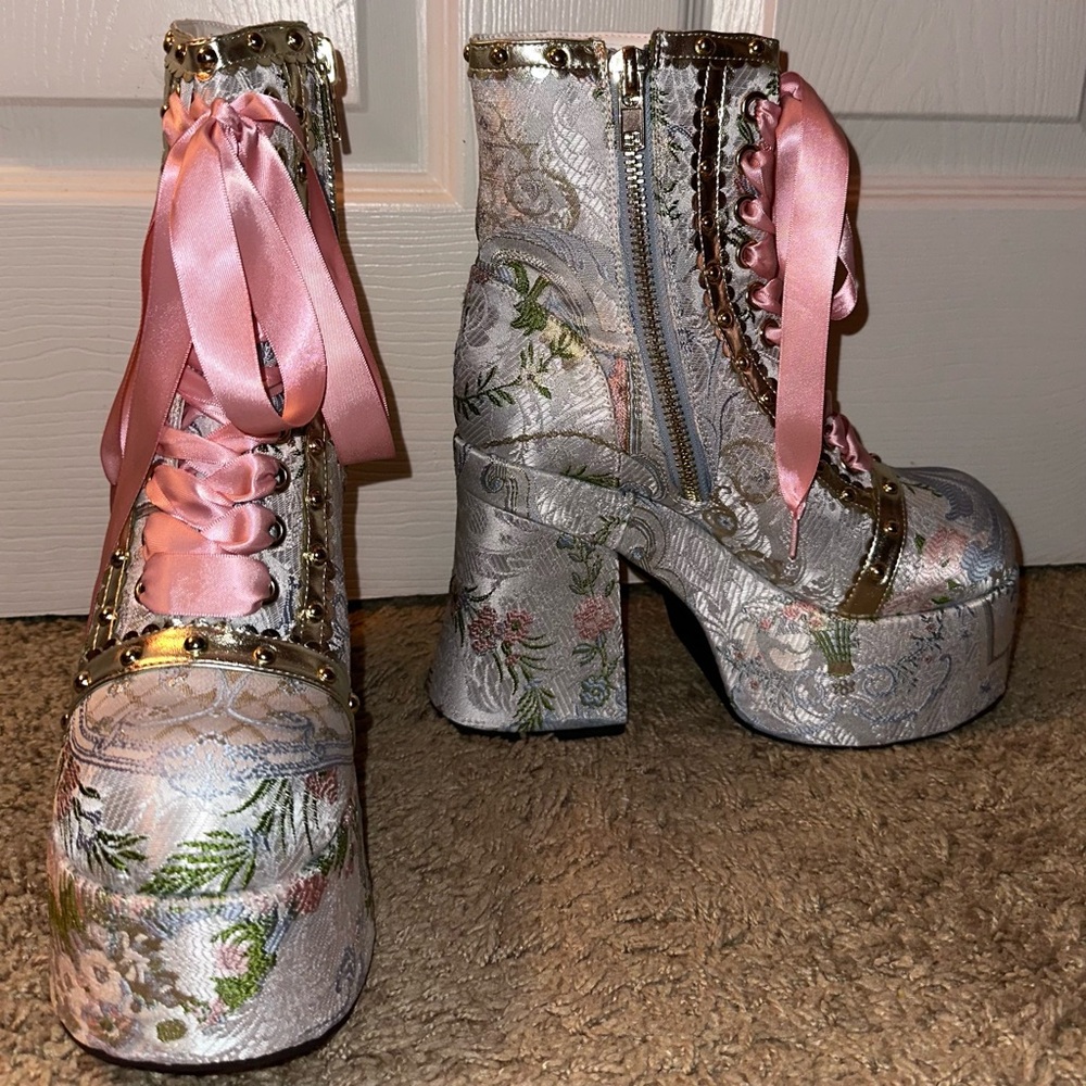 Sugar Thrillz Dolls Kill ‘FAIREST OF ALL’ Brocade Platform Boots NEW 9 - Picture 8 of 10